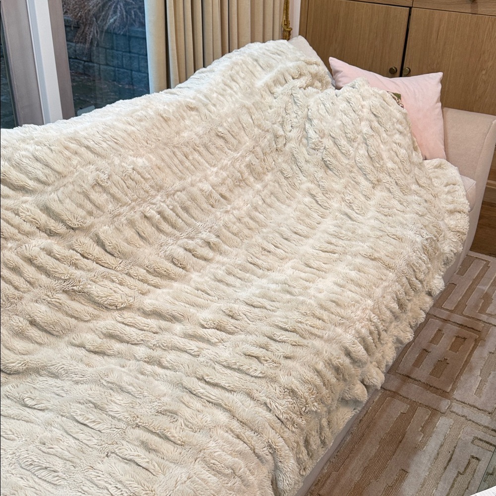 Faux Fur Throw Blanket.